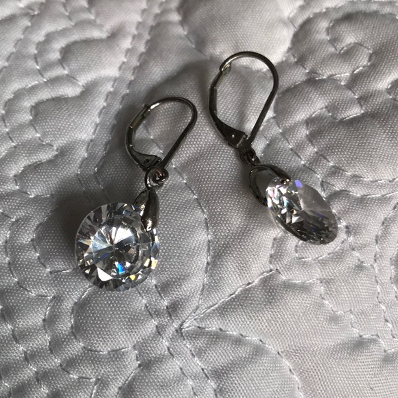 Large diamond shape clear stones dangle earrings - Picture 1 of 2
